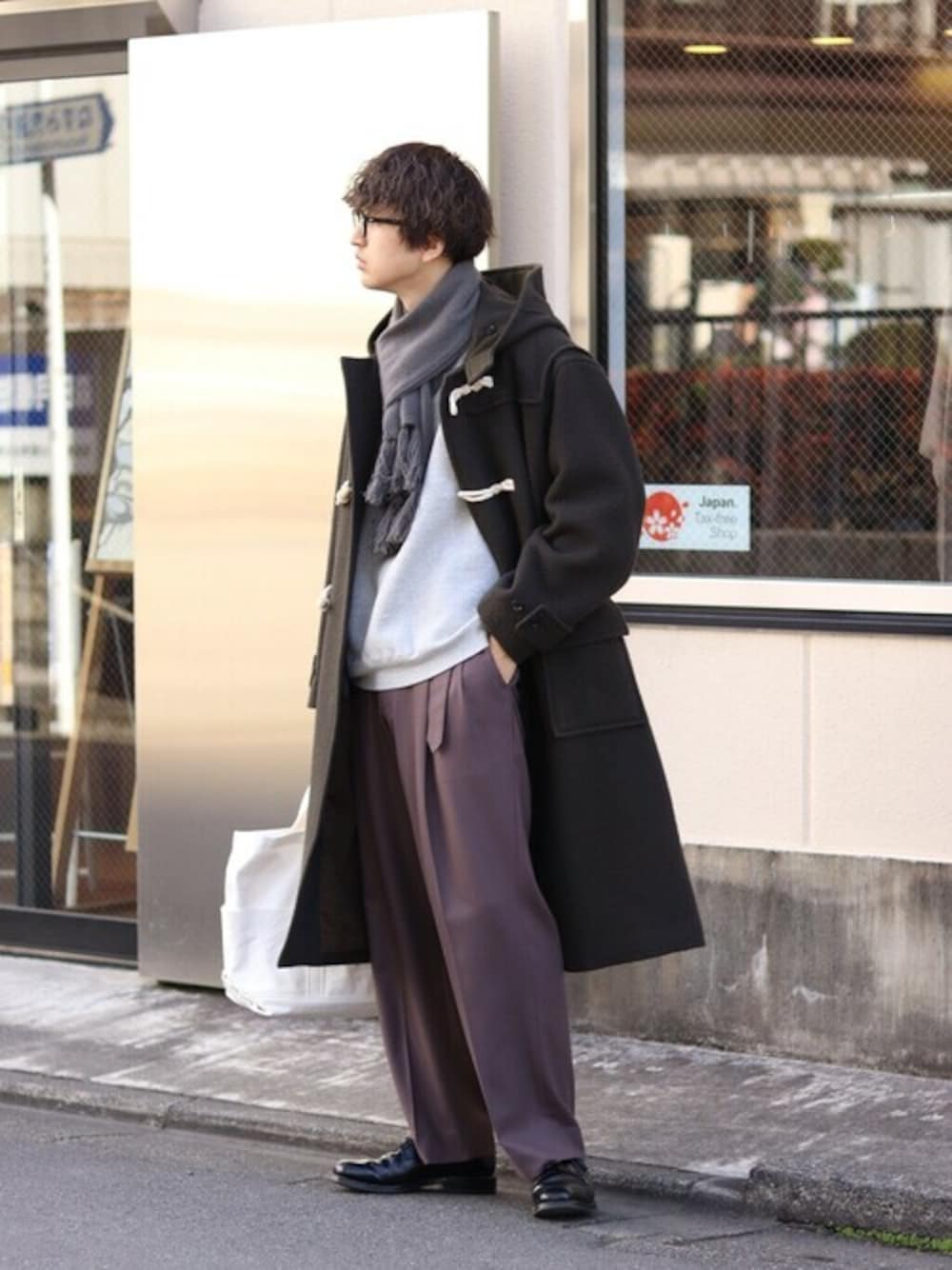 「スウェット、マフラー、ダッフルコート、マフラーぐるぐる、パーマ、メガネ男子、スウェットコーデ、yoke、REMI RELIEF NAVY LABEL、REMI RELIEF、黒縁メガネ、カジュアルコーデ、きれいめカジュアル、リラックススタイル、カラーパンツ」｜「REMI RELIEF NAVY LABELのREMI RELIEF NAVY LABEL / レミレリーフ ネイビーレーベル：起毛裏毛クルー：RN22293234AK[STD]（スウェット、グレー系）」を使った、ARKnets STAFFさん（メンズ・181cm）の冬コーディネートの1枚目の写真