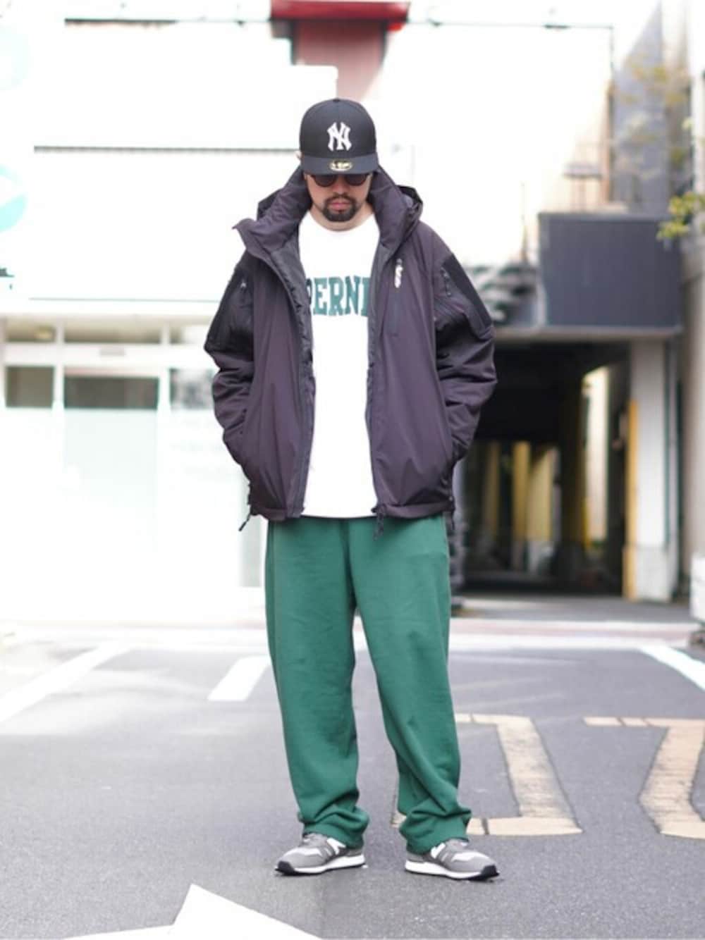 「カラーパンツ、New Balance、ストリート、gold、NEW ERA、ミリタリージャケット、A.D.S.R.、WP、ABU GARCIA、私の推しブランド」｜「ABU GARCIAのAbu Garcia / アブガルシア：CLOUD PADDING JACKET：21AAB-0001[NOA]（ダウンジャケット/コート、ブラック系）」を使った、ARKnets STAFFさん（メンズ・180cm）の冬コーディネートの1枚目の写真