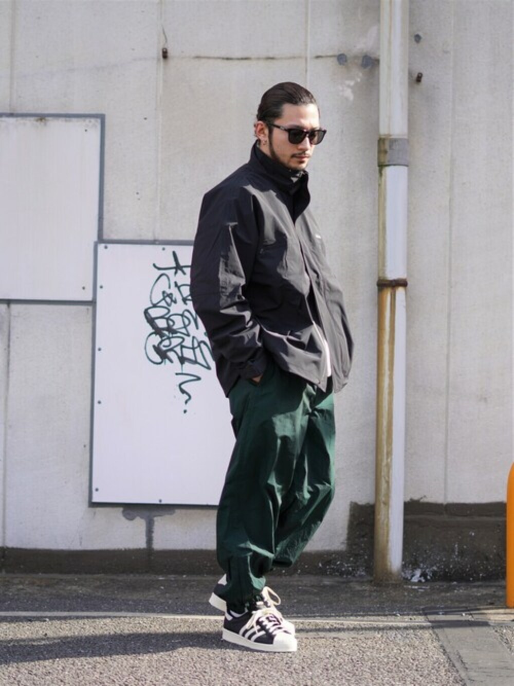 「ミリタリー、アウトドアスタイル、別注、ストリート、ワイルドシングス、adidas originals、wild things、DAIWA PIER39、stripes for creative、私の推しブランド」｜「WILD THINGSのWILD THINGS / ワイルドシングス：【ONLYARK】 別注 Military jacket：ONLYARK-0-1012[AST]（ナイロンジャケット、ブラック系）」を使った、ARKnets STAFFさん（メンズ・178cm）の冬コーディネートの1枚目の写真