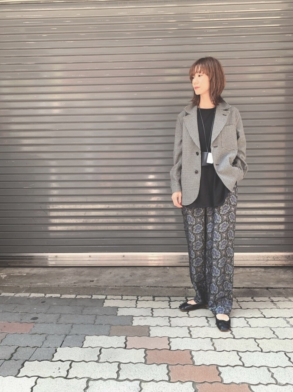 「シンプル、フラットシューズ、モノトーン、大人カジュアル、休日スタイル、ワイドパンツ、ラフ、パンツスタイル、秋服、uncut bound」｜「HAVERSACKのアイテム（ジャケット/アウター、グレー系）」を使った、takamoriさん（レディース・158cm）の秋コーディネートの1枚目の写真