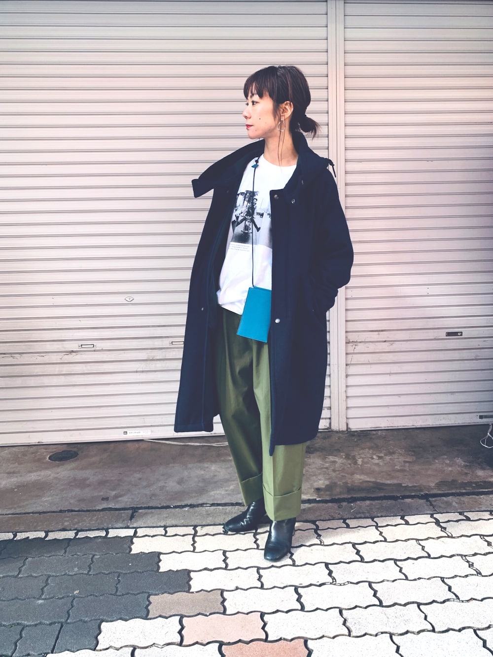 「カジュアルコーデ、大人ガーリー、ootd、大人カジュアル、オトナ女子、ビッグシルエット、冬コーデ、黒、ワイドパンツ、アンカット　バウンド(UNCUT BOUND)」｜「ITTIのITTI(イッチ) 別注 Phone Case（その他小物、ブルー系）」を使った、takamoriさん（レディース・158cm）の冬コーディネートの1枚目の写真