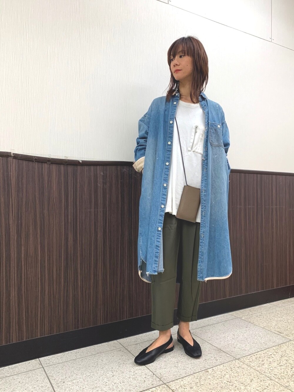 「カジュアルコーデ、大人カジュアル、春コーデ、パンツスタイル、ラフ、デニム、ビッグシルエット、uncut bound」｜「RinajourのRinajour(リナジュール)  デニムシャツワンピース（シャツワンピース、ブルー系）」を使った、takamoriさん（レディース・158cm）の冬コーディネートの1枚目の写真