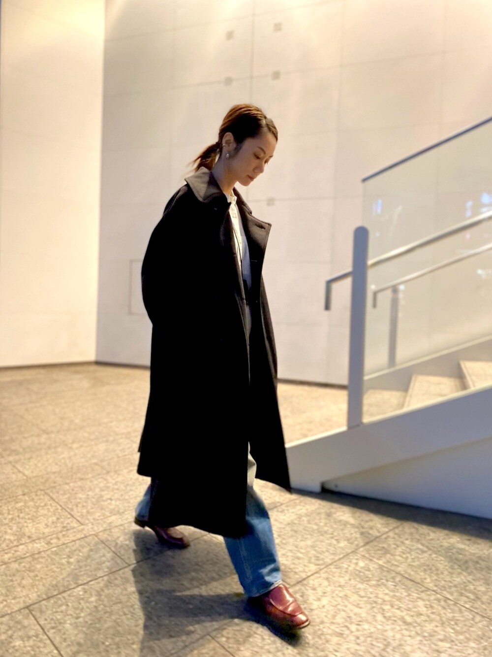 「秋コーデ、秋冬コーデ、シンプルコーデ、オーバーサイズ、シャツスタイル、カジュアル、大人女子、ロングコート、黒、uncut bound」｜「schottのSchott×RUMBLE RED/ショット×ランブルレッド/OVAL LINE PEACOAT/オーバル ラインピーコート（ステンカラーコート、ブラック系）」を使った、takamoriさん（レディース・158cm）の秋コーディネートの1枚目の写真