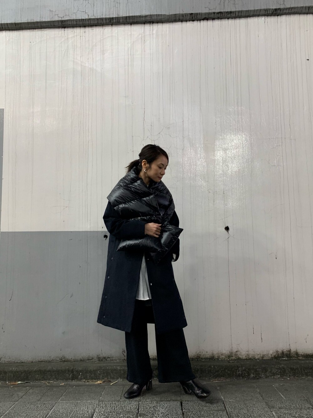 「大人カジュアル、カジュアルコーデ、シンプル、パンツスタイル、冬コーデ、ブーツ、オーバーサイズ」｜「DUNOのDUNO (デュノ) SARARI サラリ　ダウンコート（ダウンジャケット/コート、ブラック系）」を使った、takamoriさん（レディース・158cm）の冬コーディネートの1枚目の写真