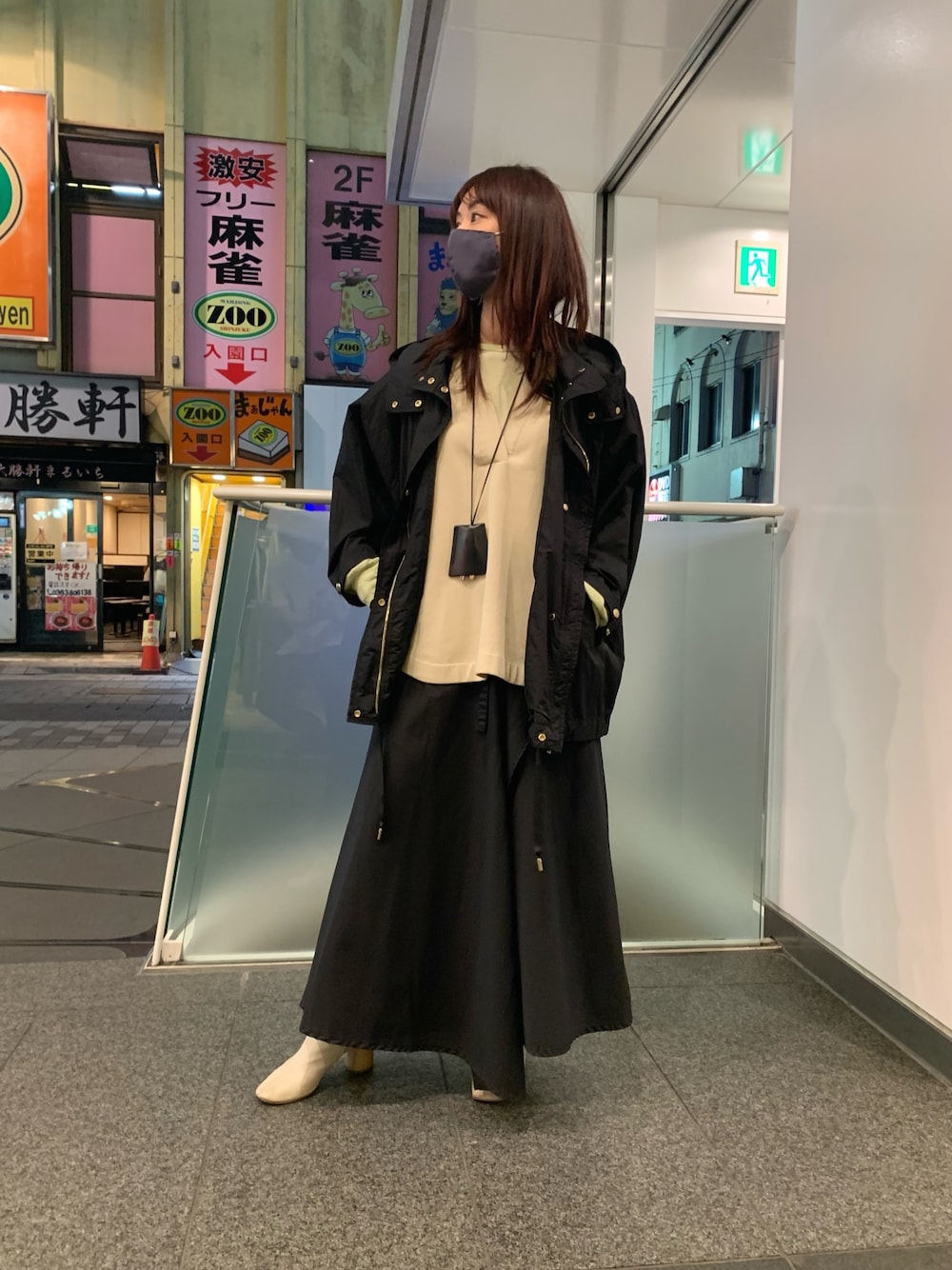 「シンプルコーデ、カジュアルコーデ、ロングスカート、ナイロンジャケット、ブラック、スカート」｜「WOOLRICHのWOOLRICH(ウールリッチ)   ANORAK  アノラックパーカー/WWOU0465（ブルゾン、ブラック系）」を使った、takamoriさん（レディース・158cm）の春コーディネートの1枚目の写真