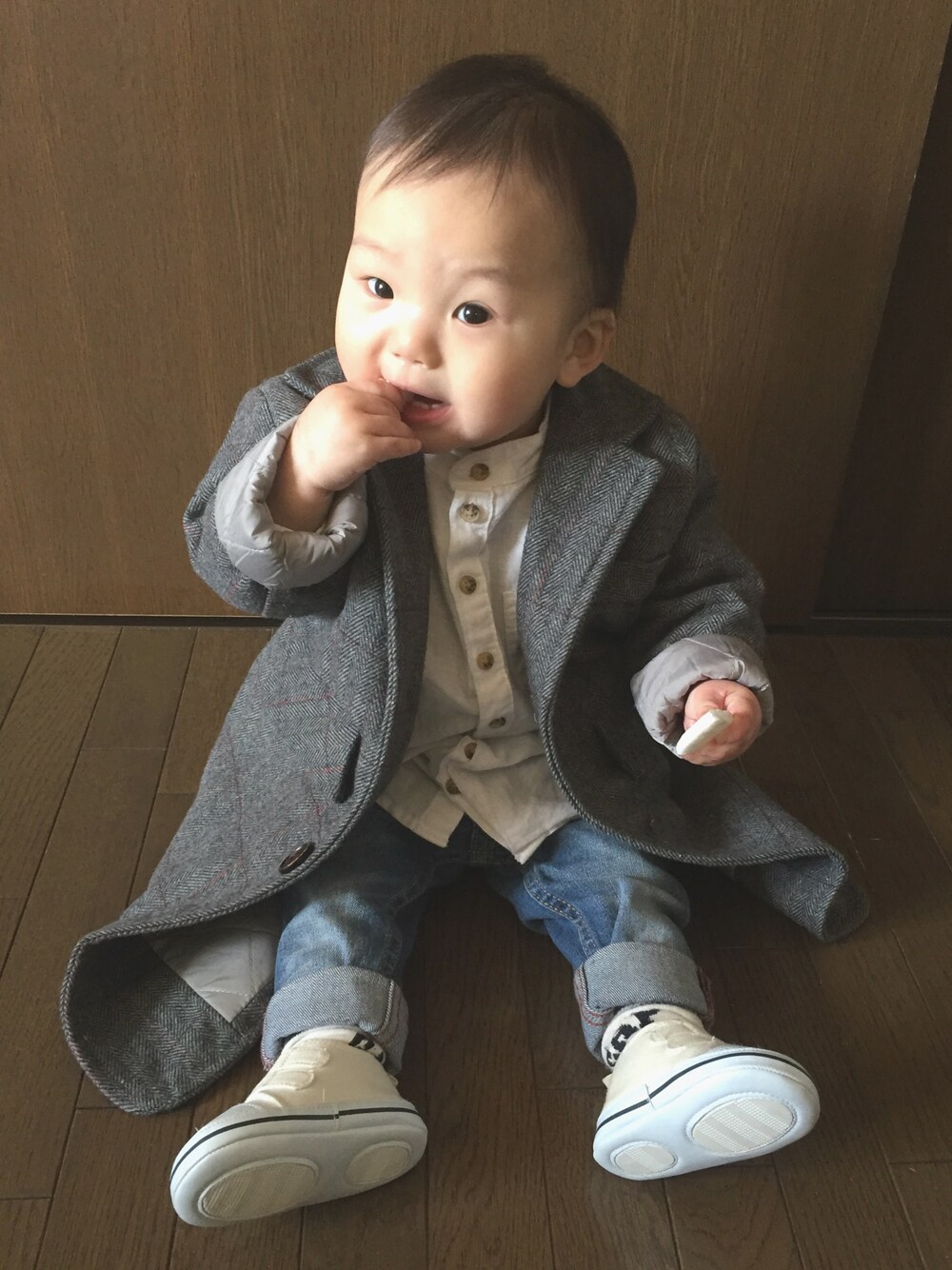 「キッズファッション、ベビーコーデ、プチプラ、男の子、韓国子供服、オシュコッシュ、11ヶ月、H&M、西松屋」｜「韓国子供服のアイテム（チェスターコート、グレー系）」を使った、a♡さん（キッズ・70cm）の冬コーディネートの1枚目の写真