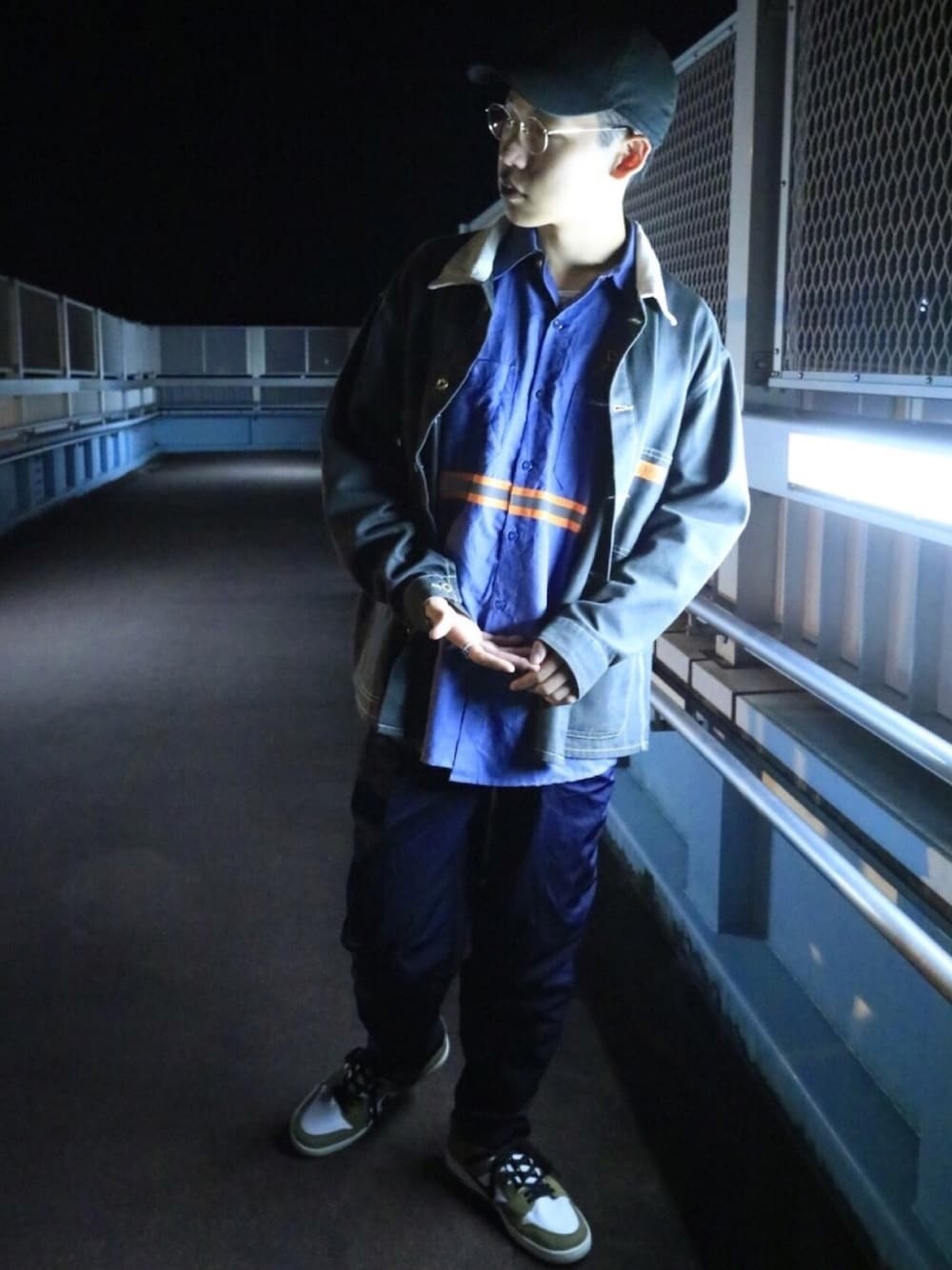 「秋服準備はじめました、ポートレート、BEAUTY&YOUTH UNITED ARROWS、ビューティ&ユース、universaloverall、カバーオール、kolor、古着MIX、ストリート」｜「RED KAPのアイテム（シャツ/ブラウス、ブルー系）」を使った、Sさん（メンズ・174cm）の秋コーディネートの1枚目の写真