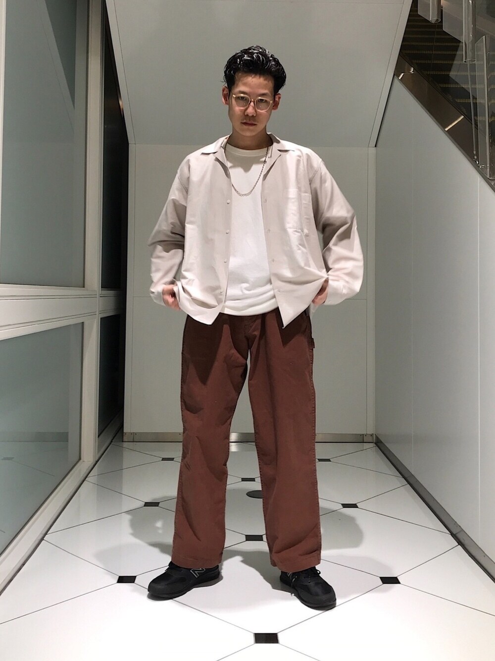 「URBAN RESEARCH、アーバンリサーチ、きれいめカジュアル、開襟シャツ、master&co」｜「URBAN RESEARCHのコットンシルクロングスリーブオープンカラーシャツ（シャツ/ブラウス、グレー系）」を使った、Sさん（メンズ・174cm）の春コーディネートの1枚目の写真