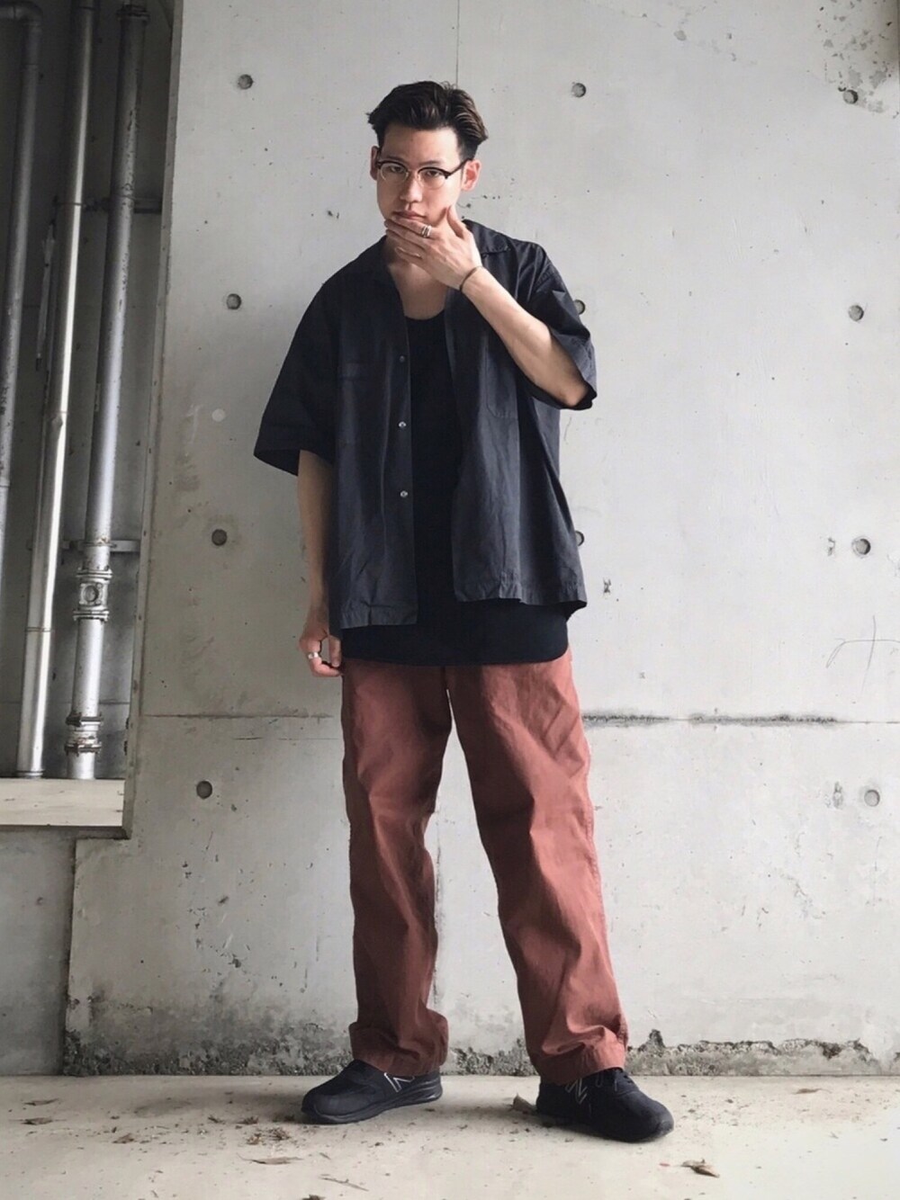 「worknotwork、blurhms、master&co、JINS、夏コーデ、ワイドパンツ、オープンカラーシャツ、スニーカー、New Balance」｜「blurhmsのアイテム（タンクトップ、ブラック系）」を使った、Sさん（メンズ・174cm）の夏コーディネートの1枚目の写真