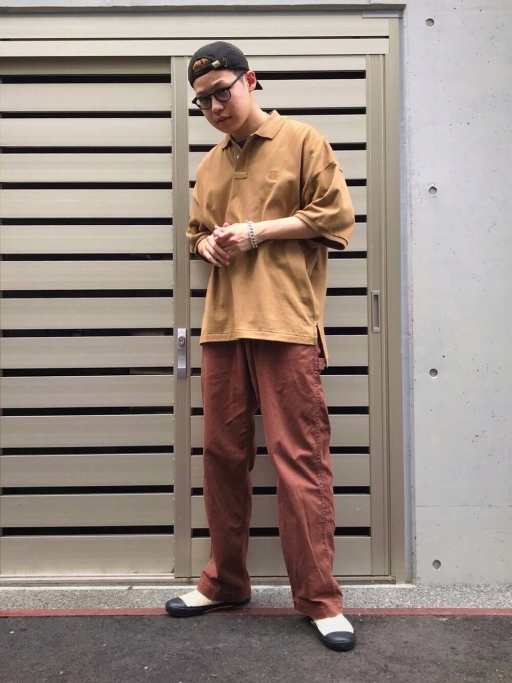 「オーバーサイズ、キャップ、スニーカー、ワイドパンツ、ストリートコーデ、VOTEMAKENEWCLOTHES、RUSSELL ATHLETIC、master&co、REPRODUCTION OF FOUND、URBAN RESEARCH」｜「Russell Athleticの【別注】RUSSELL ATHLETIC×VOTE MAKE NEW CLOTHE　ポロシャツ（ポロシャツ、イエロー系）」を使った、Sさん（メンズ・174cm）の夏コーディネートの1枚目の写真