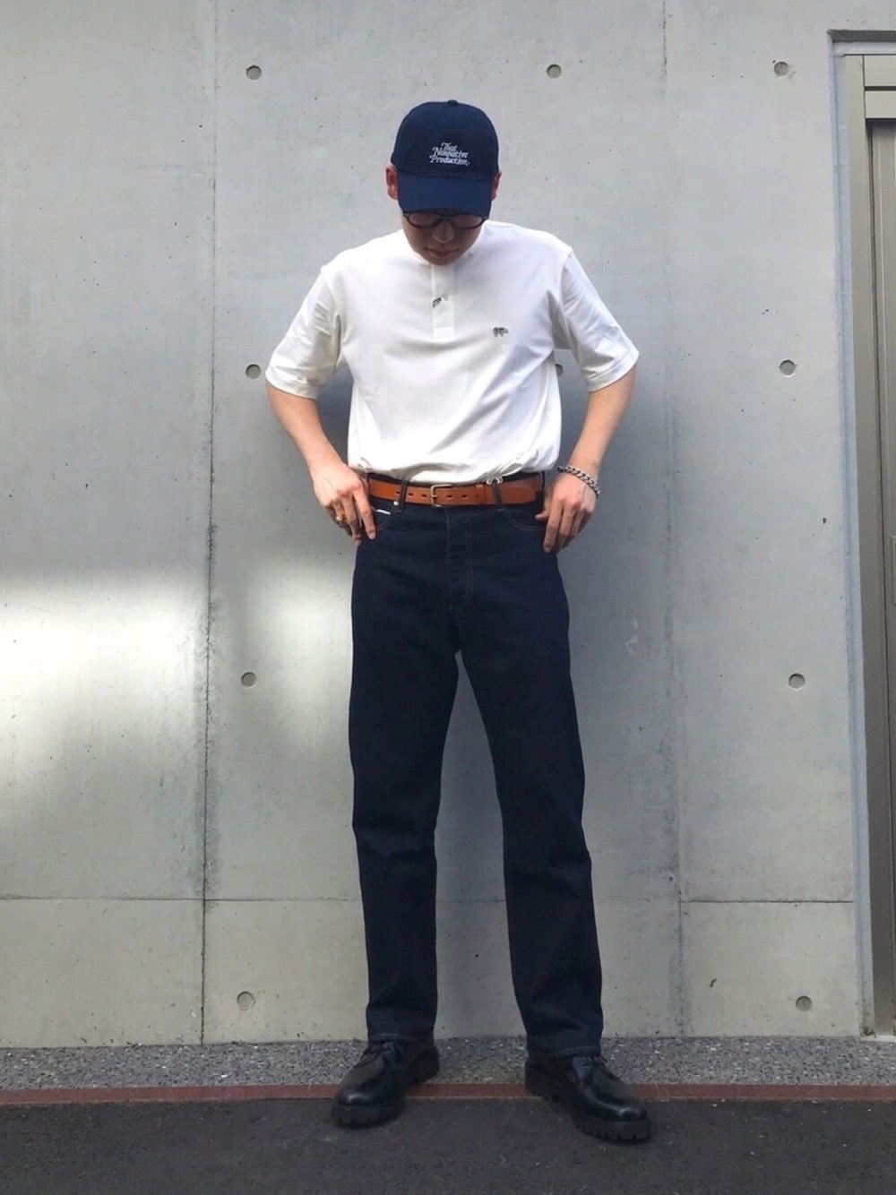 「シンプルコーデ、Tシャツ、ヘンリーネック、Scye、worknotwork、URBAN RESEARCH、別注アイテム、革靴、キャップ、church's」｜「Scyeの【別注】Scye×URBAN RESEARCH　Henley Neck Tシャツ（Tシャツ/カットソー、ホワイト系）」を使った、Sさん（メンズ・174cm）の秋コーディネートの1枚目の写真