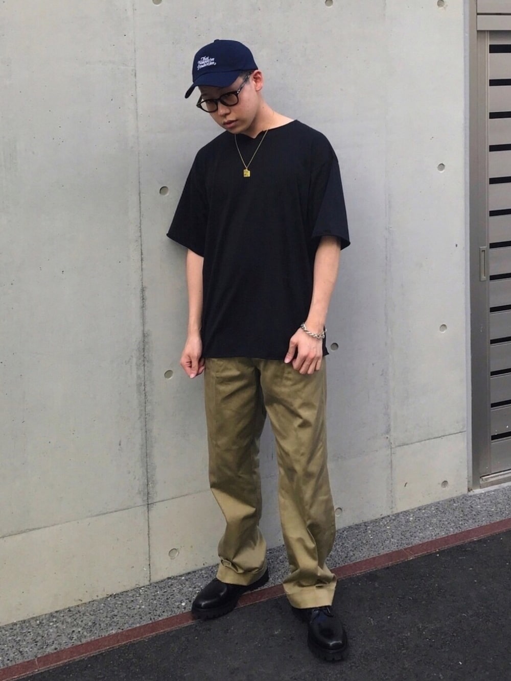「シンプルコーデ、ストリート、Tシャツ、ヘンリーネック、革靴、別注アイテム、URBAN RESEARCH、キャップ、nonnative、church's」｜「MY THINKSの【別注】MYTHINKS×URBAN RESEARCH　CUT OFF T-SHIRTS（Tシャツ/カットソー、ブラック系）」を使った、Sさん（メンズ・174cm）の秋コーディネートの1枚目の写真