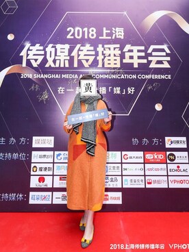 「FERRAGAMO（フェラガモ）のアイテム（シューズ、イエロー系）」を使った、哎呦花卷さん（レディース・162cm）の冬コーディネート