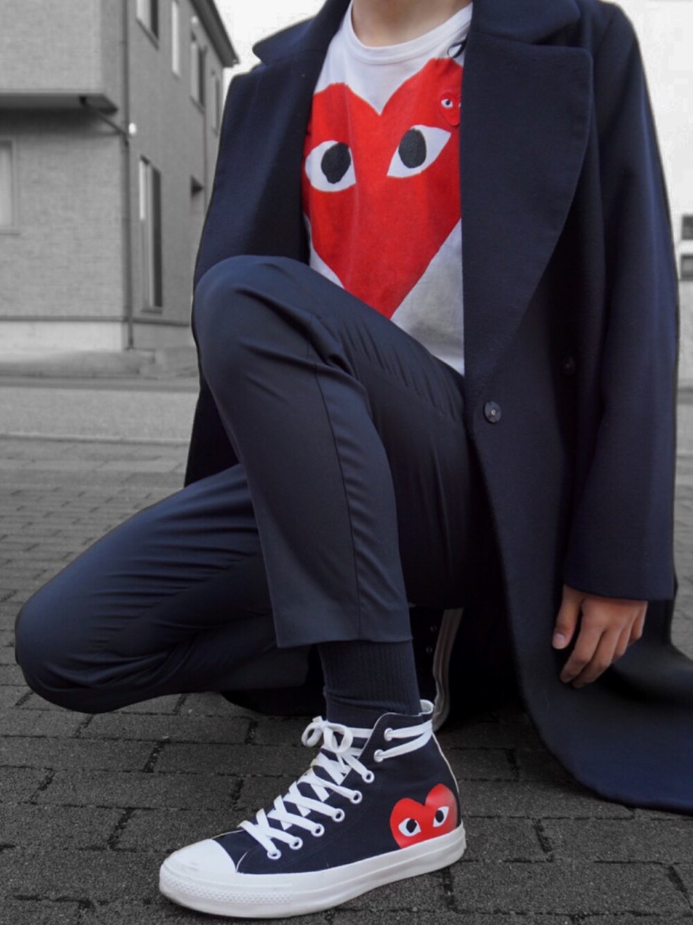 「シンプル、いいね、save、フォローお願いします🤑、コート、converse、ブラック」｜「COMME des GARCONSのComme des Garçons 'Play' Heart Face Graphic T-Shirt（Tシャツ/カットソー、ホワイト系）」を使った、しゅうとさん（メンズ・175cm）の冬コーディネートの1枚目の写真