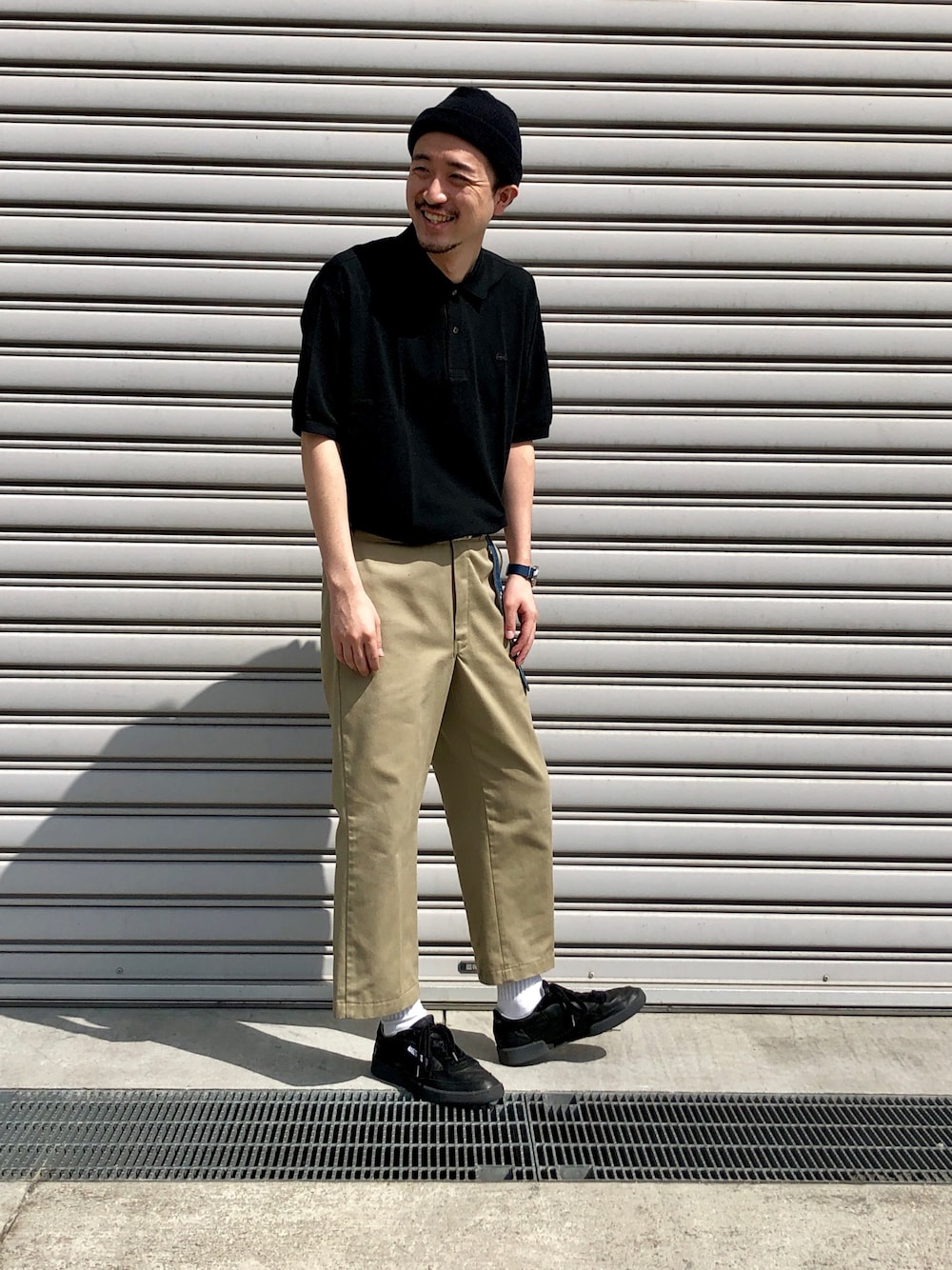 「春、シンプルコーデ、ビッグシルエット、ワイドパンツ、モノトーン、スニーカー、オトナカジュアル、ポロシャツ、タックイン、カジュアル」｜「LACOSTEの★MonoMax4月号掲載商品★【LACOSTE/ラコステ】別注カノコBIGポロシャツ（ポロシャツ、ブラック系）」を使った、Takahiro_miwaさん（メンズ・180cm）の春コーディネートの1枚目の写真