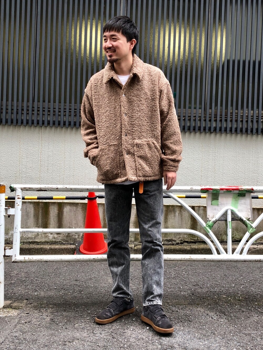 「ビッグシルエット、ボア、プードル、ベージュ、コーチジャケット、デニム、女子ウケ、あったかコーデ、コックリカラー、フリース」｜「CIAOPANICのプードルパイルコーチジャケット／ボアブルゾン（ブルゾン、ベージュ系）」を使った、Takahiro_miwaさん（メンズ・180cm）の秋コーディネートの1枚目の写真