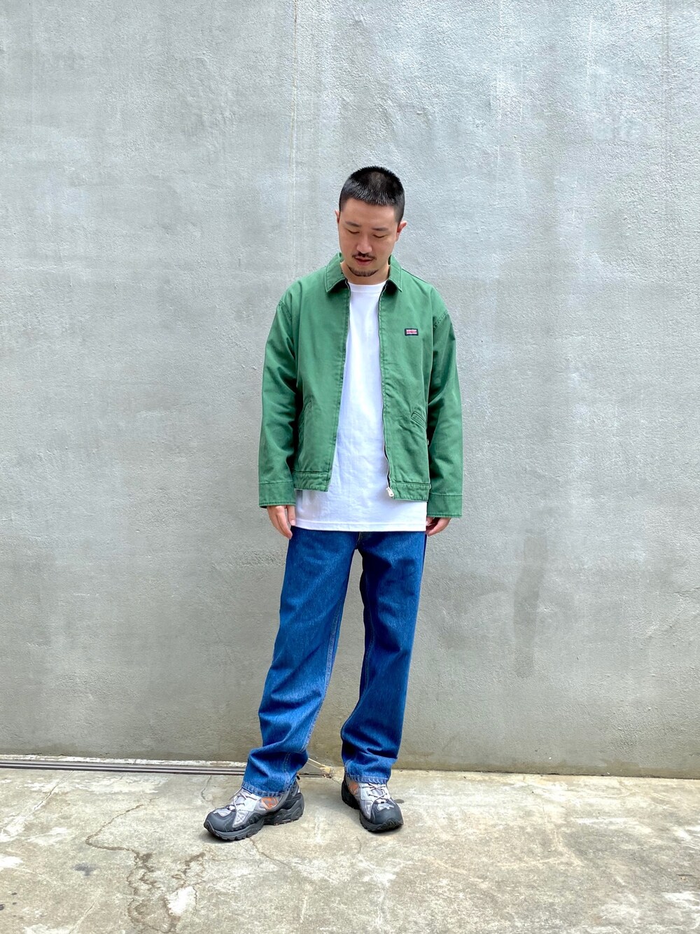 「リラックススタイル、デニム、ストリート、ブルゾン、BIGMAC、ビッグマック、THUMPERS BROOKLYN NYC USA、別注、チャオパニック、ciaopanic」｜「BIG MACの【BIGMAC × THUMPERS】Exclusive Zip Blouson/ジップアップブルゾン（ブルゾン、グリーン系）」を使った、Takahiro_miwaさん（メンズ・180cm）の夏コーディネートの1枚目の写真