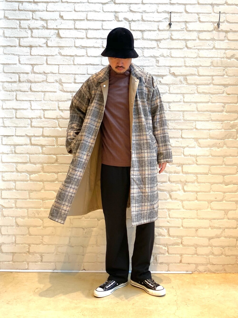 「ロングコート、ステンカラーコート、リバーシブル、チェック、チェック柄、wild things、スラックス、メトロハット、バケットハット、モックネック」｜「CIAOPANICのリバーシブルコート/チェックステンカラーコート（ステンカラーコート、ベージュ系）」を使った、Takahiro_miwaさん（メンズ・180cm）の秋コーディネートの1枚目の写真