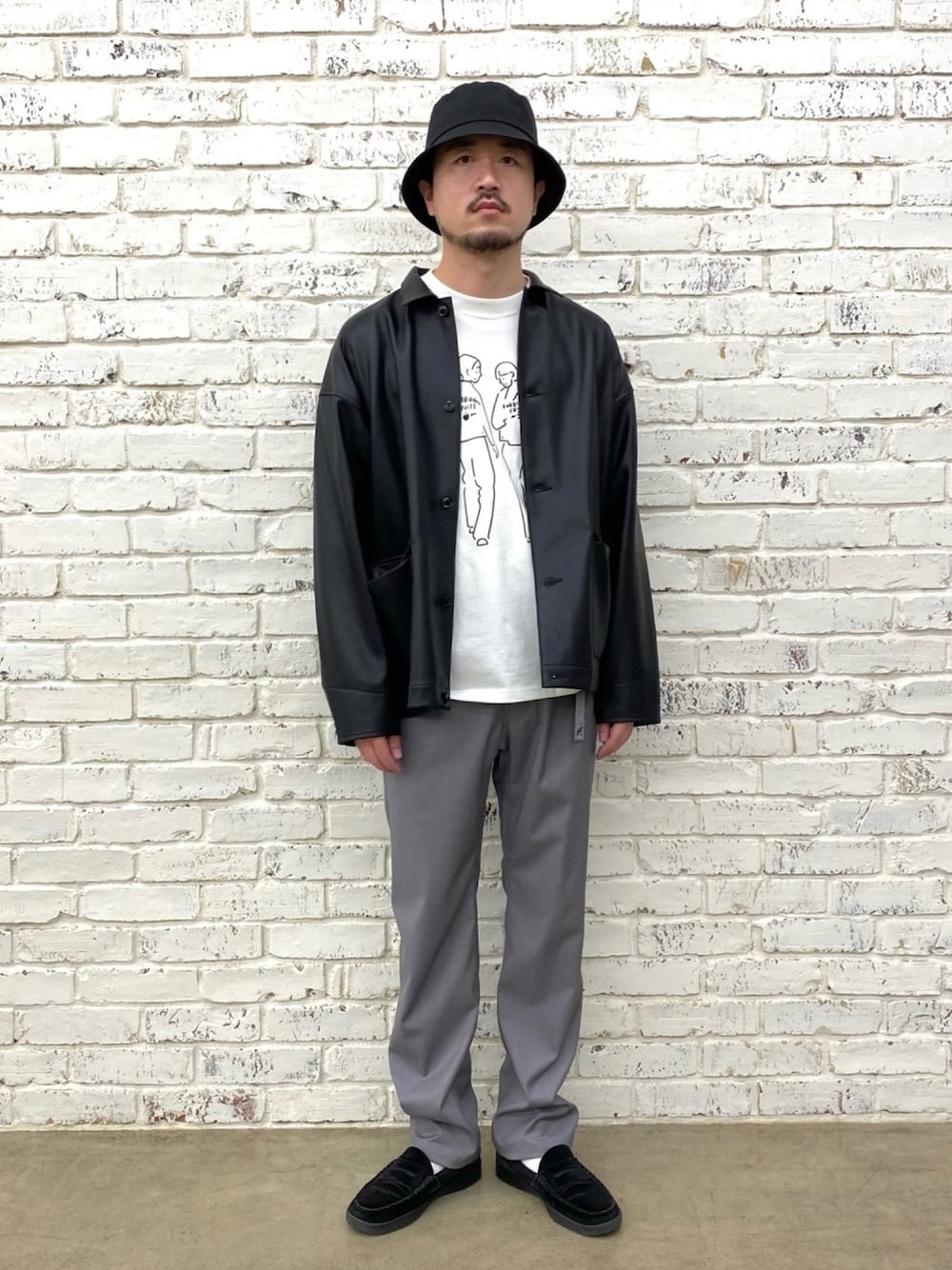 「冬コーデ、レザージャケット、カバーオール、スラックス、グラミチ、GRAMICCI、ストリート、バケットハット、FRUIT OF THE LOOM、私の推しブランド」｜「FRUIT OF THE LOOMの【FRUIT OF THE LOOM/フルーツオブザルーム】Yu Nagaba 長場雄 × CIAOPANIC プリントTシャツ/プリントロンT（Tシャツ/カットソー、ホワイト系）」を使った、Takahiro_miwaさん（メンズ・180cm）の冬コーディネートの1枚目の写真