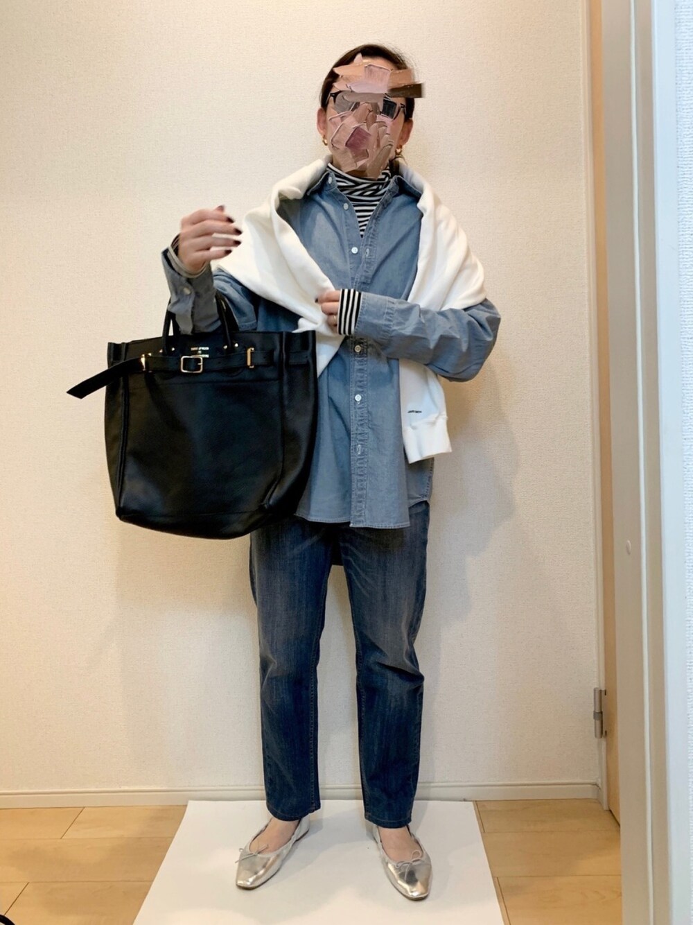 ブルー系のシャツ/ブラウス、ブルー系のデニムパンツ、シルバー系のバレエシューズを着用したレディースの冬コーディネートの1枚目の写真