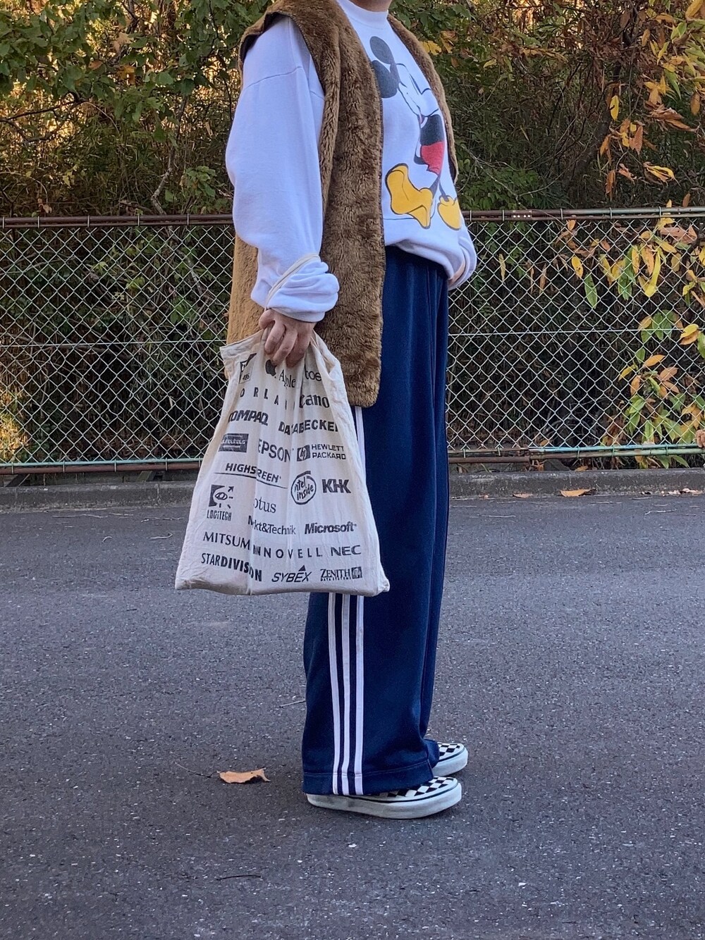 「古着、ジャージ、ジャージーパンツ、トラックパンツ、アディダス、ミッキースウェット」｜「VANSのキッズ VANS ヴァンズ SLIP ON スリッポン V98CK (19-22) BLK/WHT CHK（スリッポン、ブラック系）」を使った、miho さん（レディース・153cm）の秋コーディネートの1枚目の写真