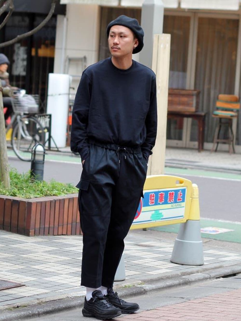 ブラック系のTシャツ/カットソー、ブラック系のカーゴパンツ、ブラック系のスニーカーを着用したメンズの冬コーディネートの1枚目の写真