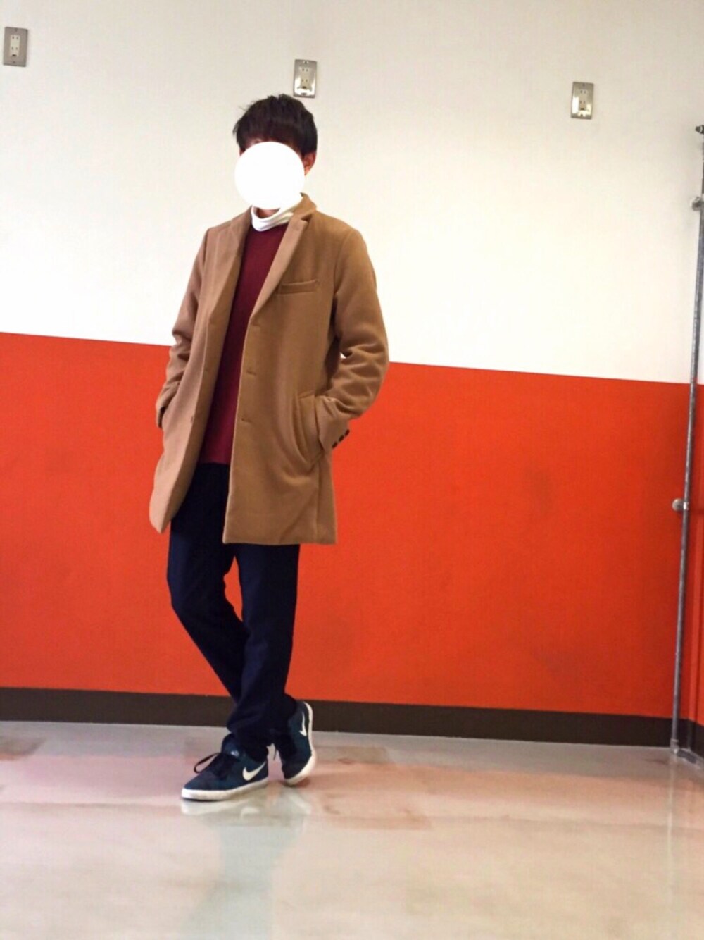 レッド系のスウェット、ベージュ系のチェスターコート、その他のスラックスを着用したメンズの冬コーディネートの1枚目の写真