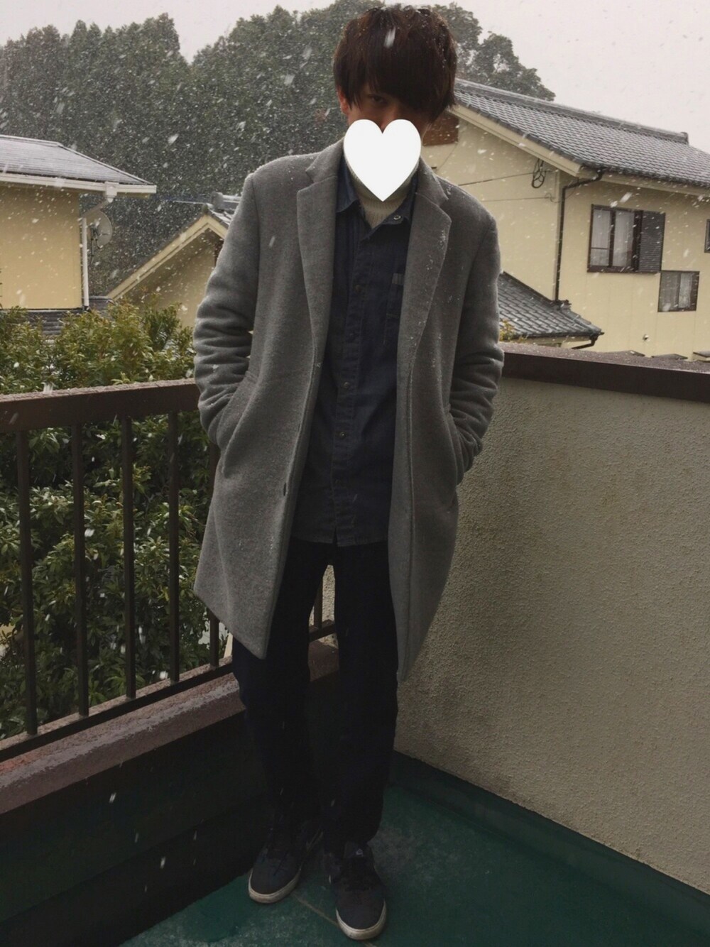 ホワイト系のニット/セーター、グレー系のチェスターコート、その他のスラックスを着用したメンズの冬コーディネートの1枚目の写真