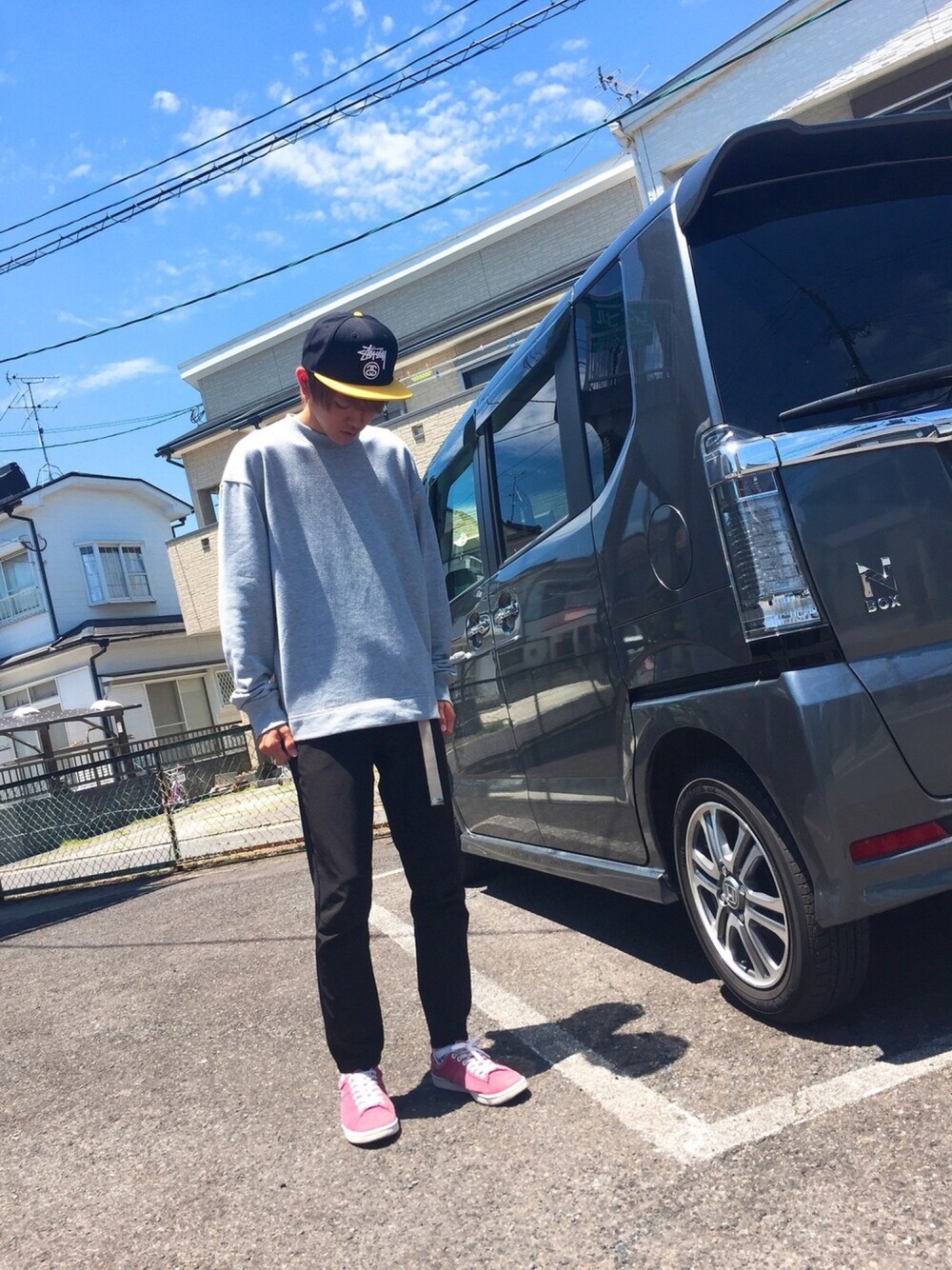 グレー系のスウェット、ブラック系のその他パンツ、ピンク系のスニーカーを着用したメンズの夏コーディネートの1枚目の写真