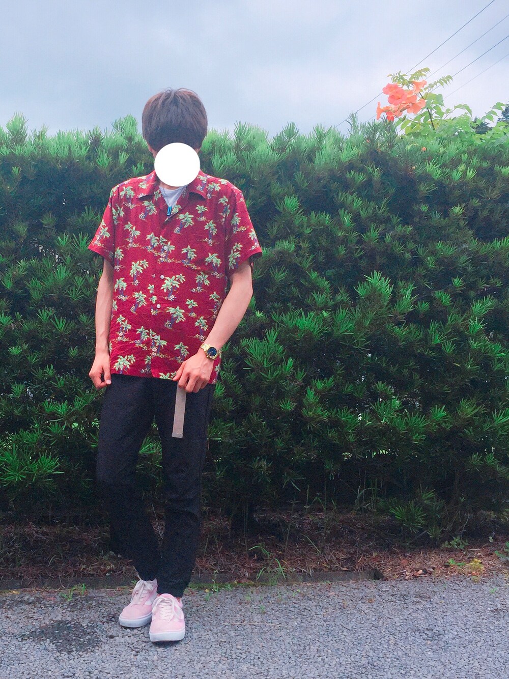 レッド系のシャツ/ブラウス、ホワイト系のTシャツ/カットソー、ブラック系のその他パンツを着用したメンズの夏コーディネートの1枚目の写真