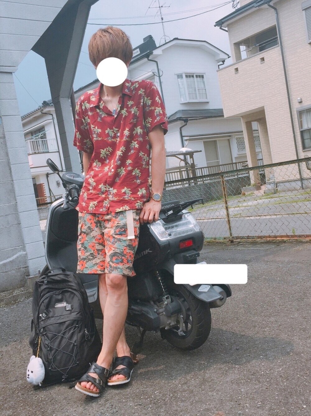 レッド系のシャツ/ブラウス、ブラック系のサンダル、ブラック系のバックパック/リュックを着用したメンズの夏コーディネートの1枚目の写真