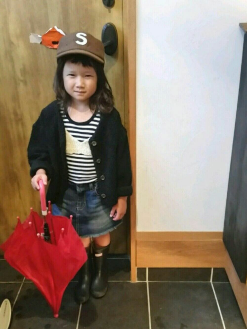 「キッズファッション、hana。ちゃんお誕生日おめでとう、雨の日コーデ、ダイソーキャップ、かなぼんmade」｜「CIAOPANIC TYPYの【ママとお揃い】ボアカーディガン（カーディガン/ボレロ、ブラック系）」を使った、sosunnさん（キッズ・100cm）の秋コーディネートの1枚目の写真
