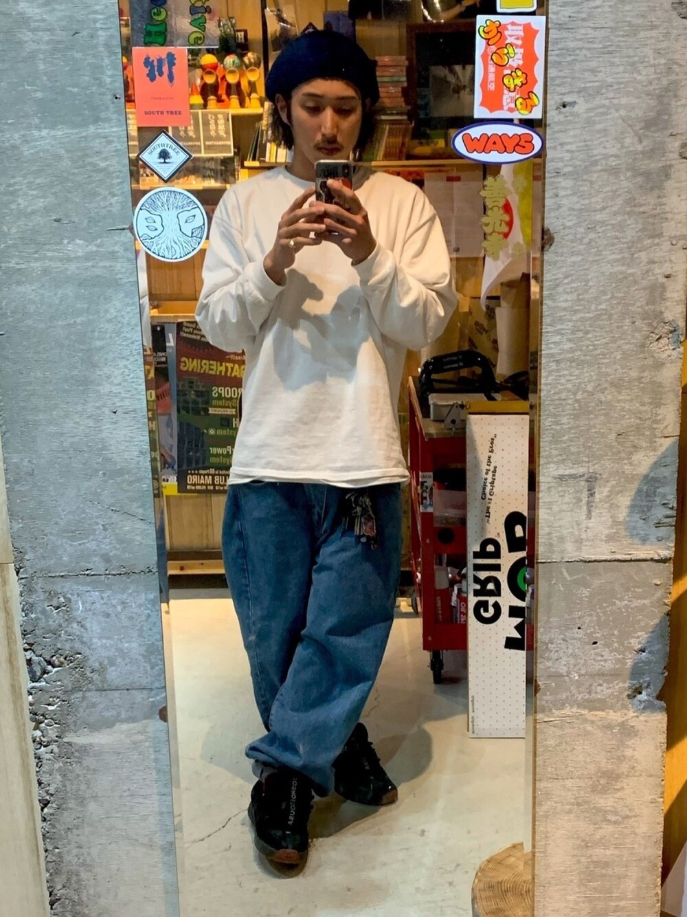 「スケータースタイル、スケーター、SK8　、skateboard、ストリート、ストリートコーデ、street、streetstyle、stylesample、シンプルコーデ」｜「yu-mazumeのアイテム（ハンチング/ベレー帽、ブルー系）」を使った、TKKさん（メンズ・174cm）の冬コーディネートの1枚目の写真