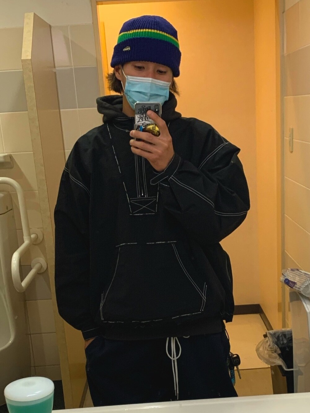「おしゃれさんと繋がりたい、SK8　、skate、skateboard、スケータースタイル、スケボー、street、streetstyle、ストリート、stylesample」｜「NOAHのアイテム（ニットキャップ/ビーニー、ブルー系）」を使った、TKKさん（メンズ・174cm）の冬コーディネートの1枚目の写真