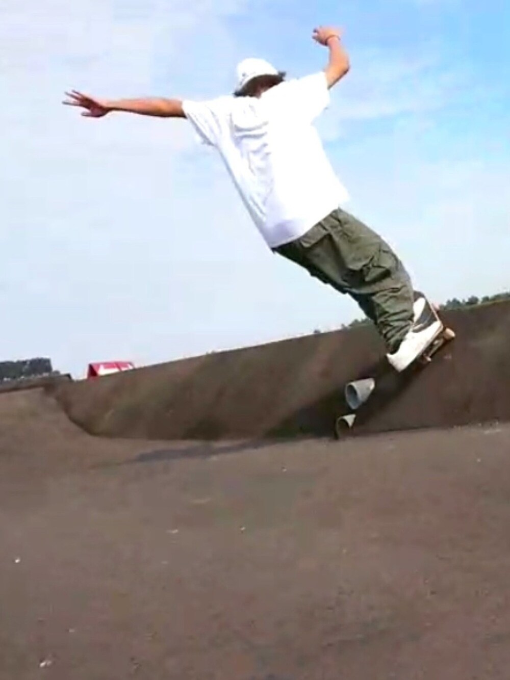「SK8　、skate、skateboard、スケータースタイル、スケボー、street、streetstyle、ストリート、ストリートコーデ、stylesample」｜「GILDANのアイテム（Tシャツ/カットソー、ホワイト系）」を使った、TKKさん（メンズ・174cm）の秋コーディネートの1枚目の写真
