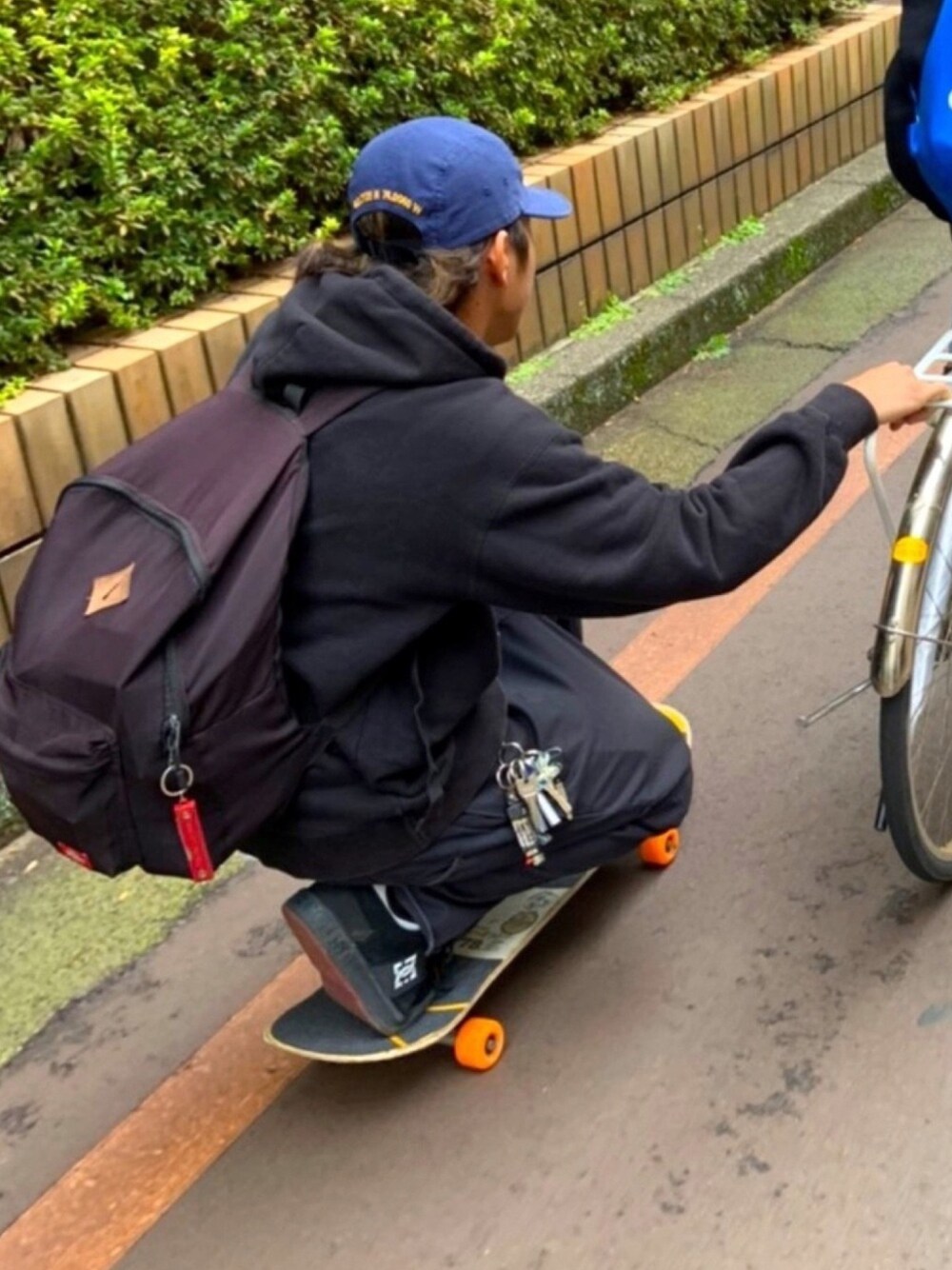 「シンプルコーデ、skate、SK8　、スケータースタイル、スケーター、street、streetstyle、ストリート、ストリートコーデ、stylesample」｜「Supreme のアイテム（キャップ、ブルー系）」を使った、TKKさん（メンズ・174cm）の秋コーディネートの1枚目の写真