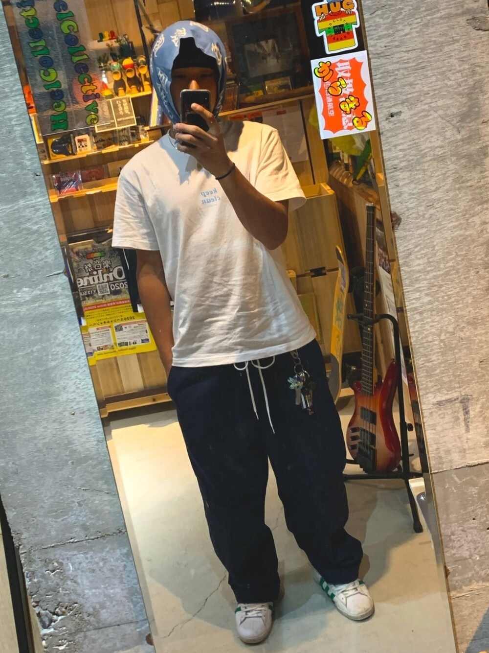 「お洒落さんとつながりたい、白スニーカー、スケータースタイル、スケーター、skate、SK8　、ストリート、street、streetstyle、stylesample」｜「BUTTER GOODSのアイテム（ニットキャップ/ビーニー、ブラック系）」を使った、TKKさん（メンズ・174cm）の秋コーディネートの1枚目の写真