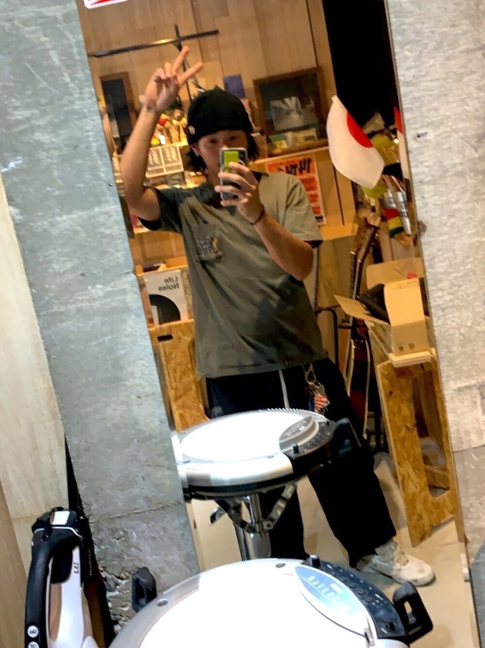 「今日のコーデ、Tシャツ、春コーデ、ストリート、スケータースタイル、スケーター、skate、SK8　、stylesample、street」｜「lucky woodのアイテム（ニットキャップ/ビーニー、ブラック系）」を使った、TKKさん（メンズ・174cm）の春コーディネートの1枚目の写真