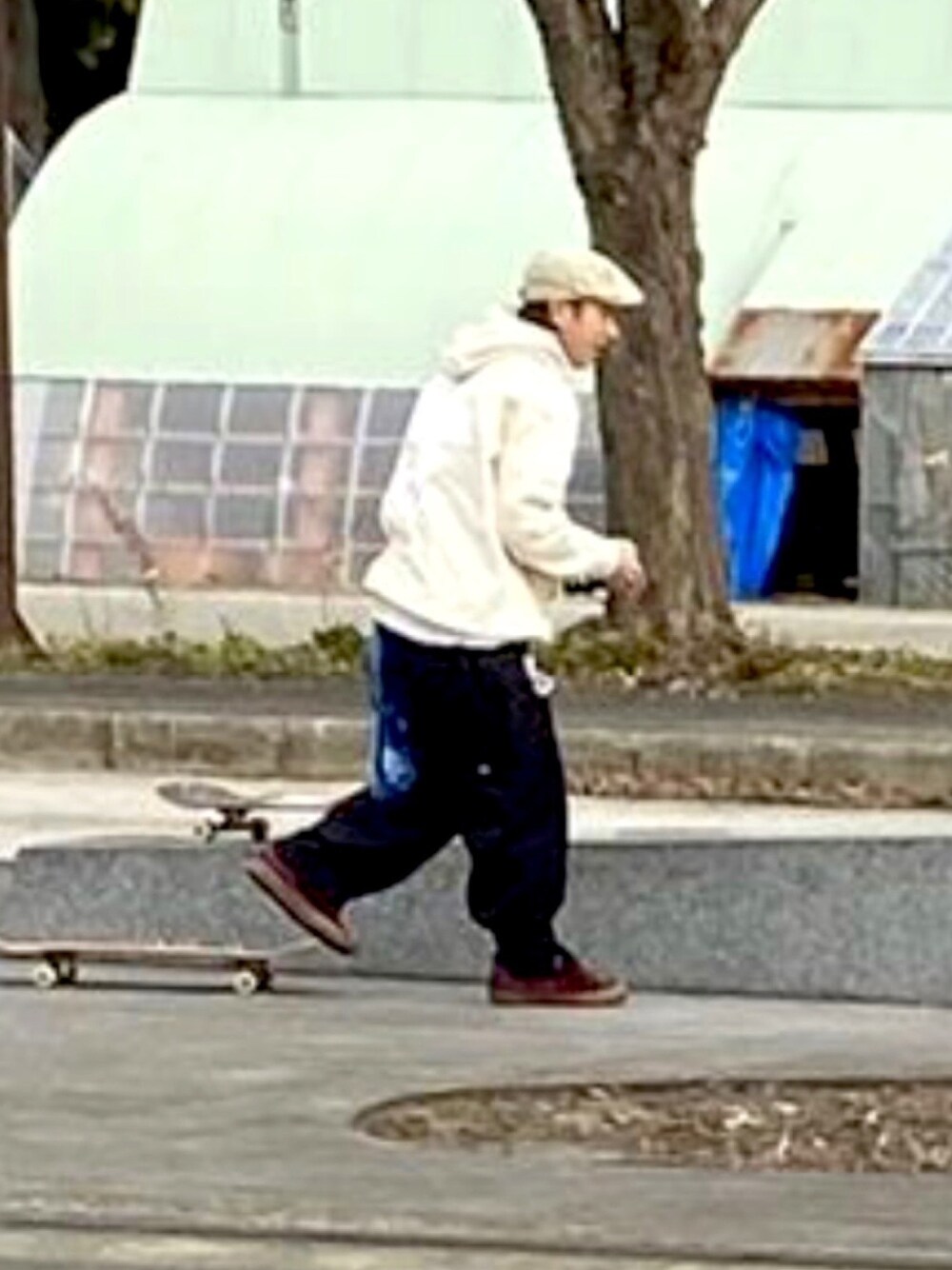 「スケータースタイル、skateboard、skate、skater、スケーター、シンプルコーデ、ストリート、street、streetstyle、stylesample」｜「LACOSTEのLACOSTE/ラコステ/katsuragi hunting cap/カツラギハンチングキャップ（ハンチング/ベレー帽、ベージュ系）」を使った、TKKさん（メンズ・174cm）の春コーディネートの1枚目の写真