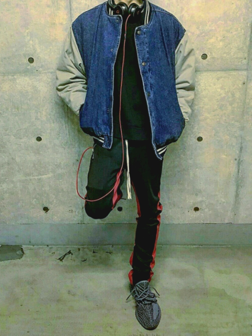 「冬、古着MIX、adidas、ストリート、ストリートMIX、beats by dr.dre、ストリート系、yeezy、yeezyboost、YeezyBoost350」｜「beatsのアイテム（ファッション雑貨、ブラック系）」を使った、ひろさん（メンズ・177cm）の冬コーディネートの1枚目の写真