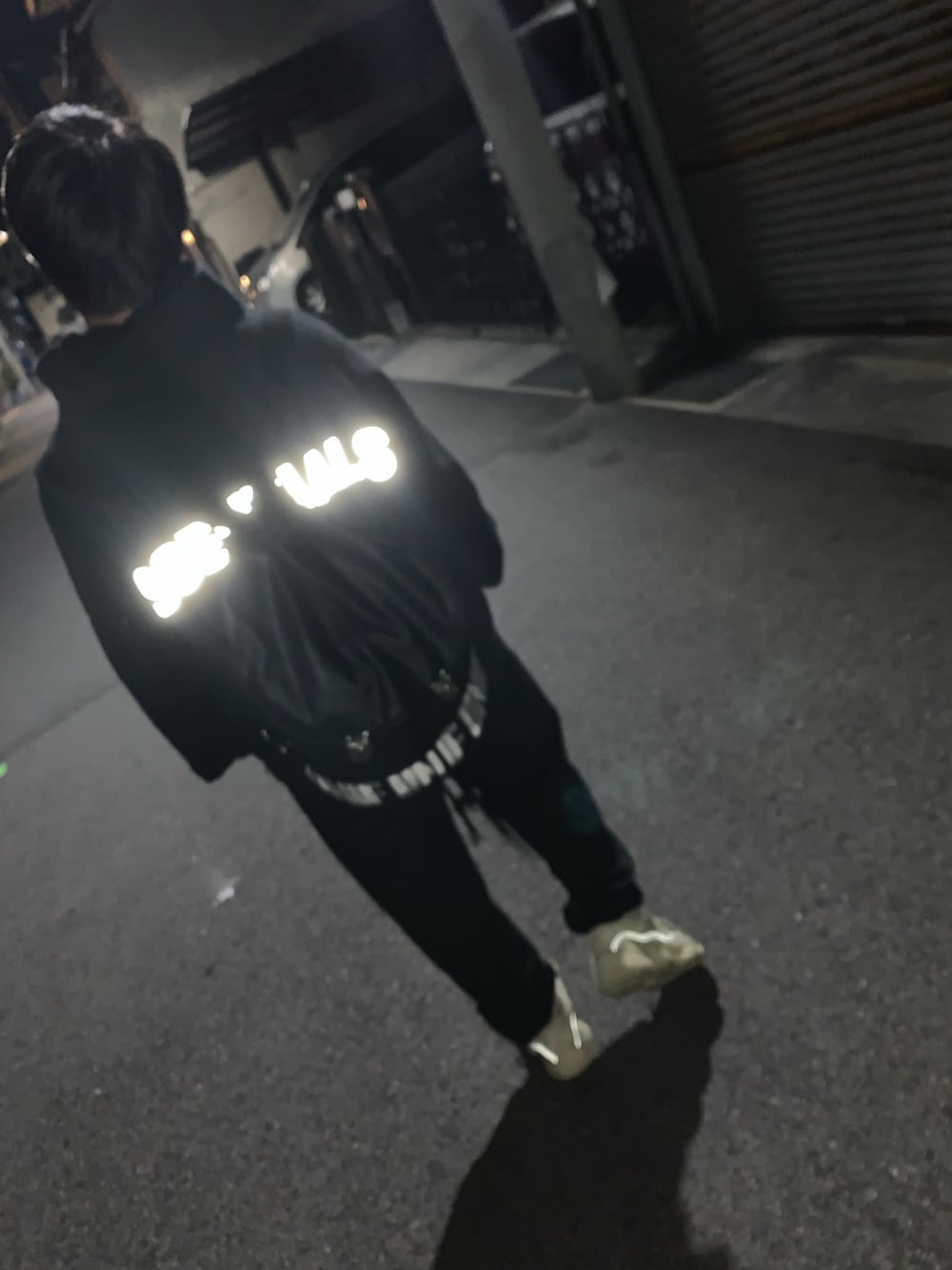 「秋冬コーデ、ストリートコーデ、今日のコーデ、オーバーサイズ、ラッパースタイル」｜「FOG ESSENTIALSのESSENTIALS PULLOVER HOODIE / 裏起毛 バックロゴプリント プルオーバーパーカー（パーカー、ブラック系）」を使った、犬くん🐶【ストリート】さん（メンズ・168cm）の秋コーディネートの1枚目の写真