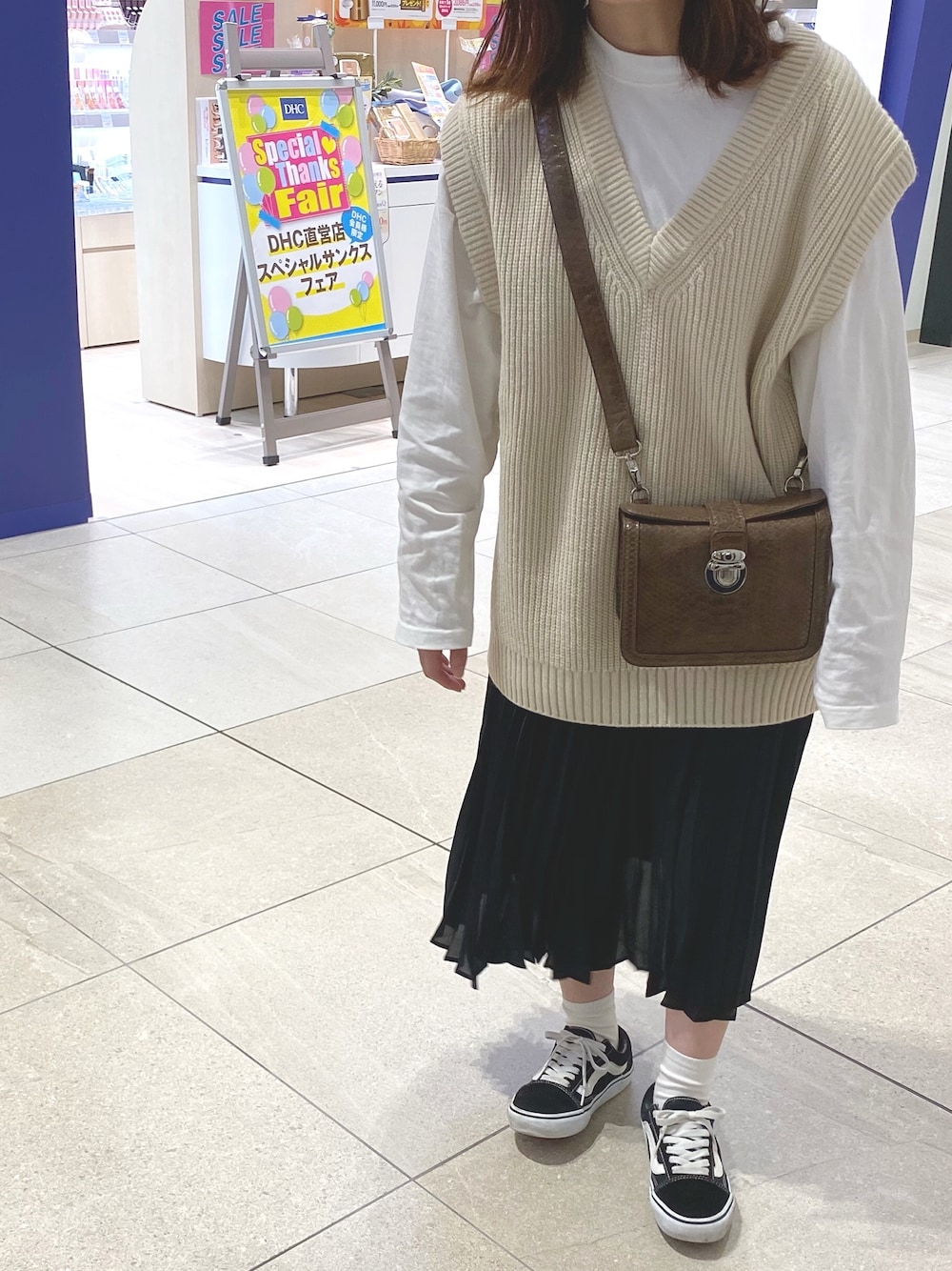 「シンプルコーデ、ニットベスト、ゆるコーデ」｜「GUのアイテム（トップス、ホワイト系）」を使った、yunさん（レディース・145cm）の秋コーディネートの1枚目の写真