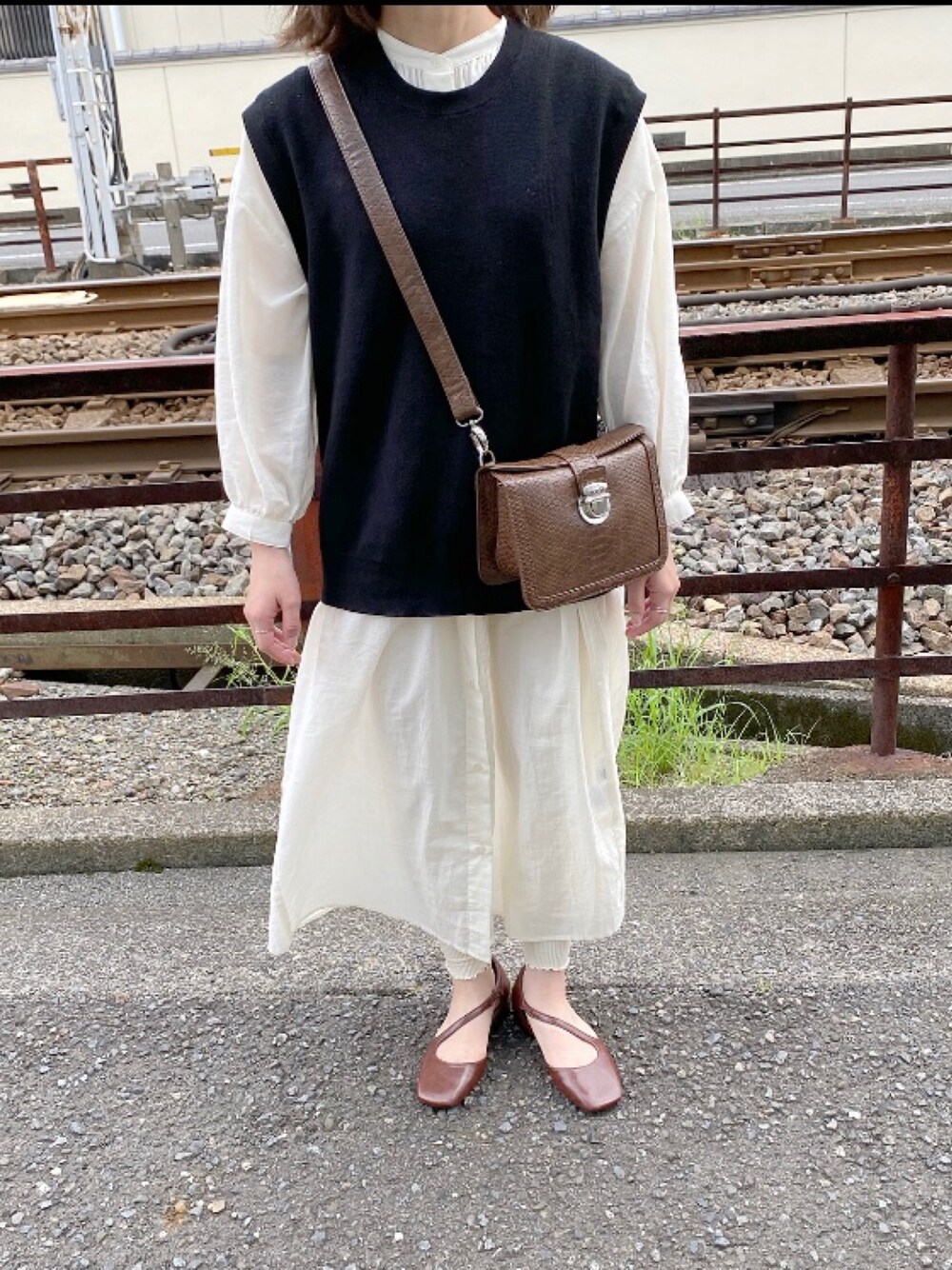 「シャツワンピ、ニットベスト、ゆるゆるコーデ、おしゃれさんと繋がりたい」｜「UNIQLOのMEN エクストラファインメリノVネックベスト（ニット/セーター、ブラック系）」を使った、yunさん（レディース・145cm）の夏コーディネートの1枚目の写真