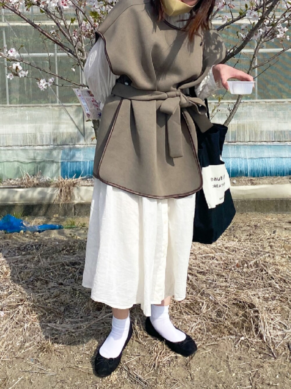 「シンプルコーデ、シャツワンピ、ワンピース、パイピングベスト、パイピング、今日のコーデ、おしゃれさんと繋がりたい」｜「URBAN RESEARCHのアイテム（トップス、グリーン系）」を使った、yunさん（レディース・145cm）の春コーディネートの1枚目の写真