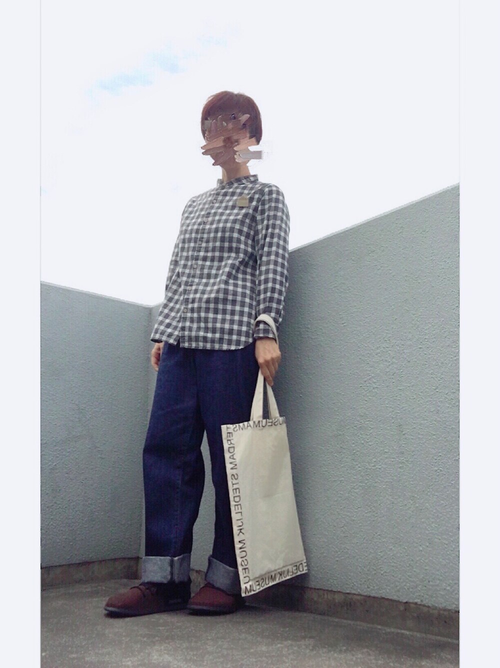 ブルー系のデニムパンツ、ホワイト系のトートバッグ、ブラウン系のシューズを着用したレディースの秋コーディネートの1枚目の写真