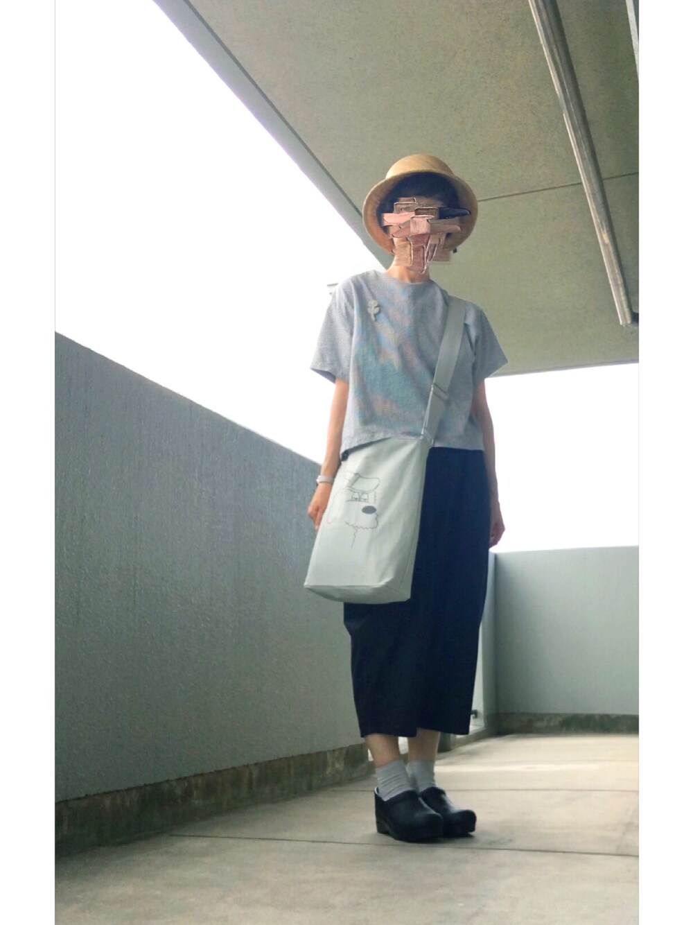 グレー系のシャツ/ブラウス、グレー系のショルダーバッグ、ブルー系のその他パンツを着用したレディースの夏コーディネートの1枚目の写真