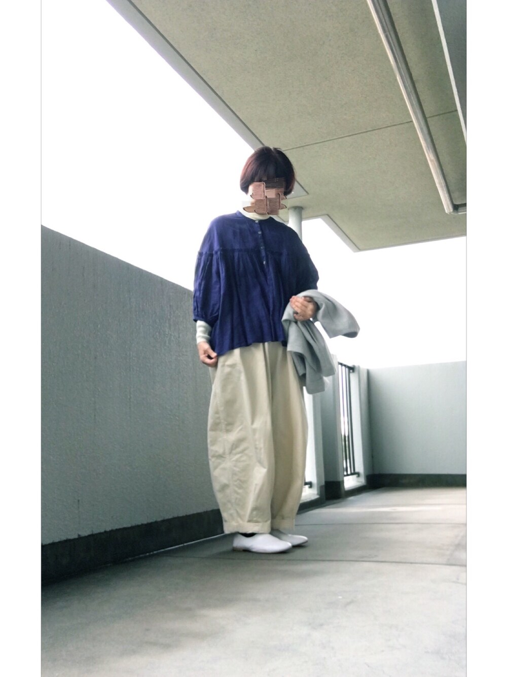 ブルー系のシャツ/ブラウス、グレー系のノーカラージャケット、グリーン系のパンツを着用したレディースの冬コーディネートの1枚目の写真