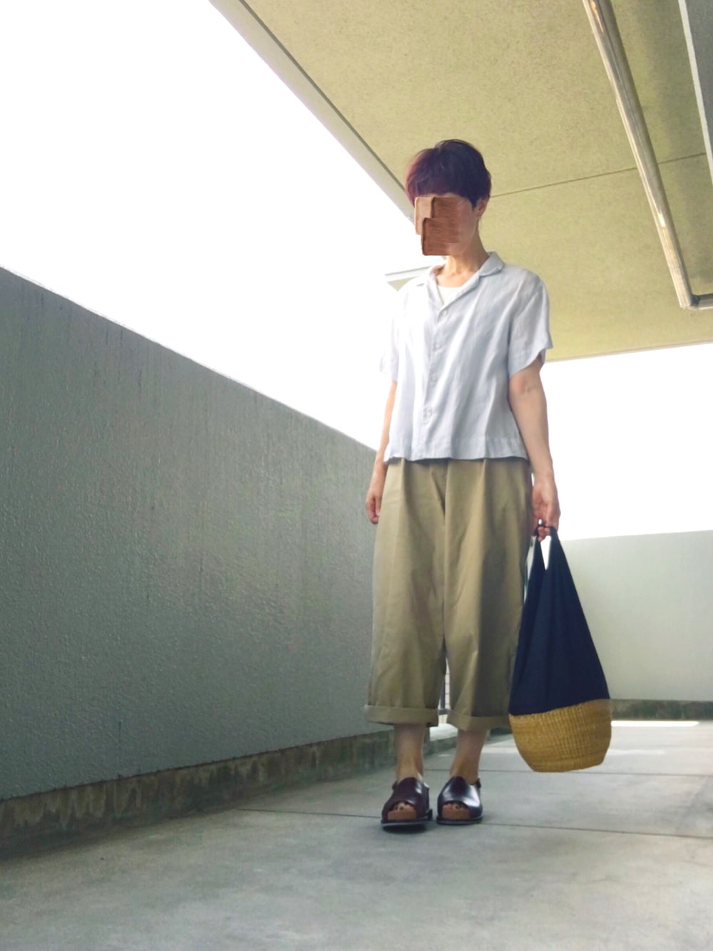 「パンツスタイル、オトナ女子、ラフ、サンダル」｜「無印良品のアイテム（シャツ/ブラウス、シルバー系）」を使った、うた♪さん（レディース・163cm）の秋コーディネートの1枚目の写真