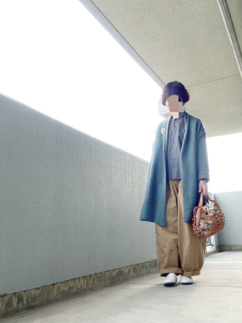 「オトナカジュアル、カジュアル、オトナ女子、休日スタイル、きれいめカジュアル、大人女子、ブラウス、クレドラン(CLEDRAN)、ミナペルホネン」｜「小菅幸子のアイテム（ブローチ/コサージュ、ベージュ系）」を使った、うた♪さん（レディース・163cm）の冬コーディネートの1枚目の写真