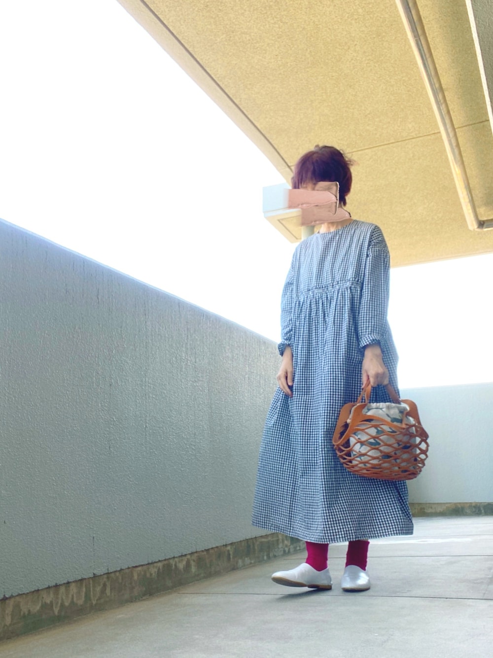 「シンプル、オトナカジュアル、きれいめカジュアル、オトナ女子、ギンガムチェック、サニークラウズ」｜「Sunny cloudsのサニークラウズ　ｆｅａｔ．　Ｓｈｕｔｔｌｅ　Ｎｏｔｅｓ　ｋａｚｕｍｉのギンガムワンピース〈レディース〉（ワンピース、ブラック系）」を使った、うた♪さん（レディース・163cm）の春コーディネートの1枚目の写真